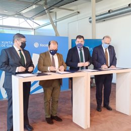 Los rectores de las universidades gallegas y el conselleiro de Educación, Román Rodríguez, atienden a los medios tras firmar un acuerdo