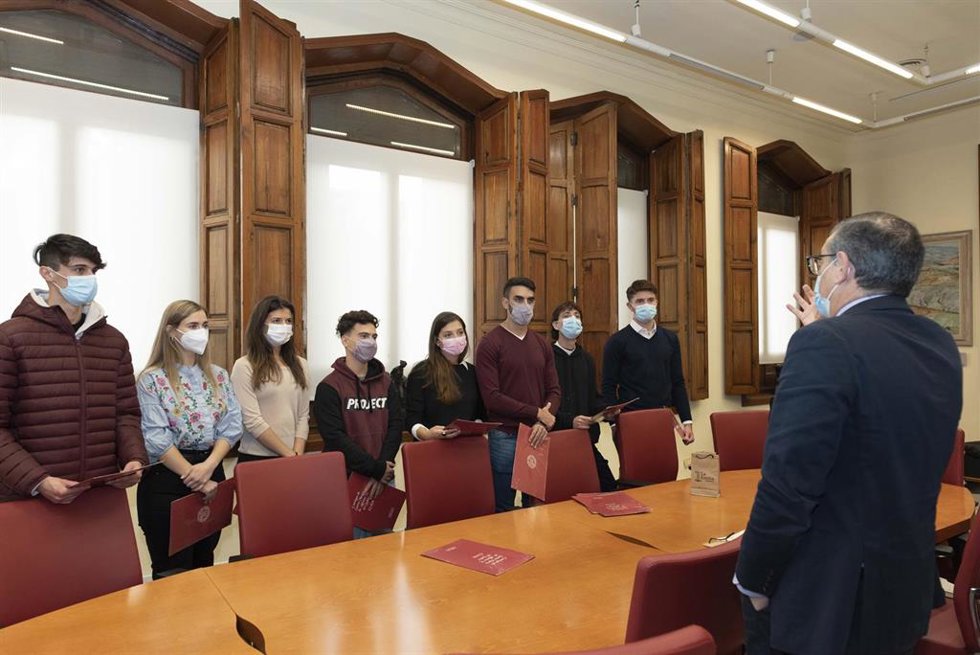 El rector de la Universidad de Murcia, José Luján, da la bienvenida institucional a los estudiantes
