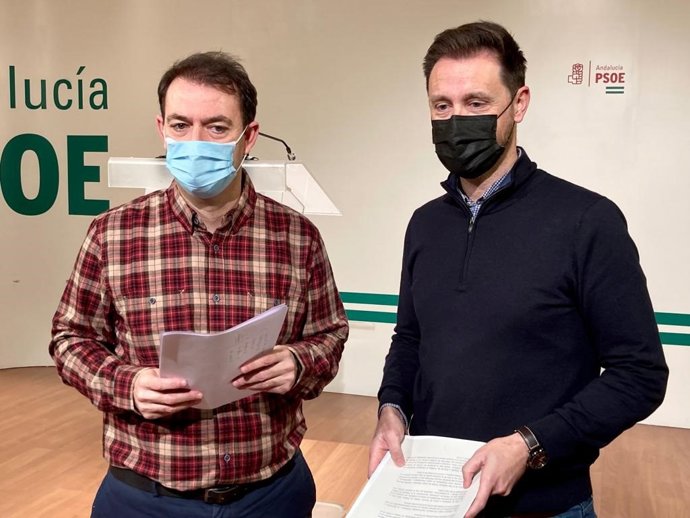 El secretario de Política Municipal del PSOE de Granada, Manuel García Cerezo, junto al parlamentario andaluz Juan José Martín Arcos.