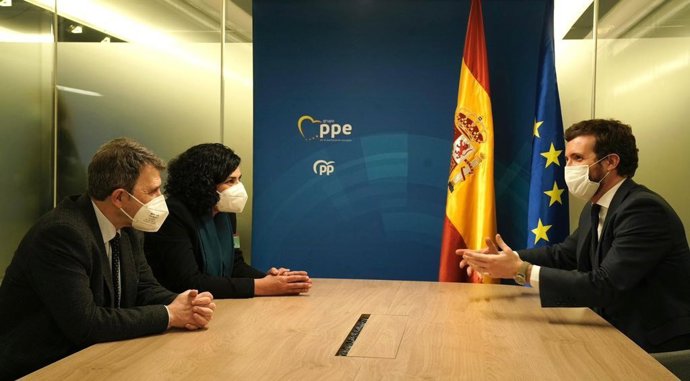 El líder del PP, Pablo Casado, se reúne en Bruselas este lunes con la Asamblea por una Escuela Bilingüe de Cataluña (AEB) para apoyar su petición de que se cumplan las sentencias sobre el castellano en la escuela.