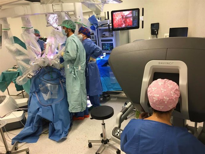 La Unidad Funcional de Cirugía Transgénero del Hospital de Bellvitge ha realizado una cirugía de reasignación de género con un robot quirúrgico