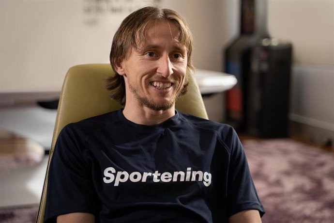 El futbolista del Real Madrid Luka Modric con una camiseta de Sportening