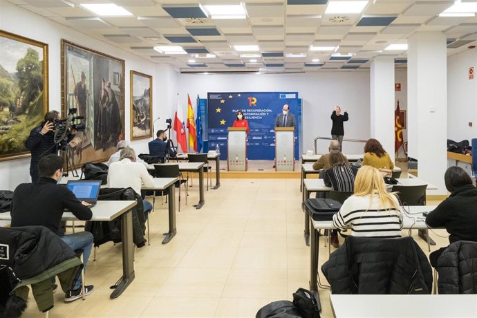 La consejera de Empleo y Políticas Sociales, Ana Belén Álvarez, acompañada por el director del Servicio Cántabro de Empleo (EMCAN), José Manuel Callejo, presenta en rueda de prensa el 'Programa Investigo'