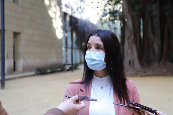 Archivo - Ruth Merino atiende a los medios en Corts