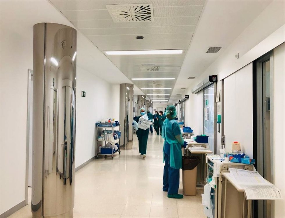 Archivo - Profesionales sanitarios en el Hospital Clínico Virgen de la Victoria de Málaga en una imagen de archivo