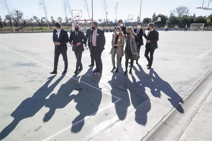 El consejero de Educación, Universidades, Ciencia y portavoz del Gobierno, Enrique Ossorio, visita el colegio Humanitas de Torrejón de Ardoz