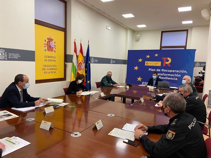 La delegada del Gobierno en La Rioja, María Marrodán Funes, se ha reunido esta mañana para con representantes de Guardia Civil y Policía Nacional para reimpulsar el Plan Mayor Seguridad en La Rioja durante 2022