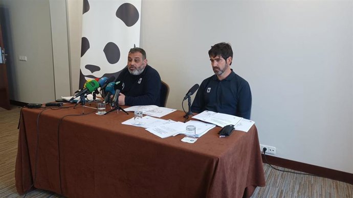 El coordinador de la Oficina para Doñana de WWF, Juan José Carmona, y el coordinador de Proyectos de Agua y Agricultura de la plataforma, Felipe Fuentelsaz, en rueda de prensa en Huelva.
