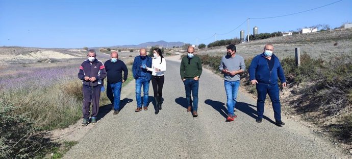 Aranzazu Martín recorre uno de los caminos rurales acondicionados en Huércal-Overa con cargo al Plan Itinere