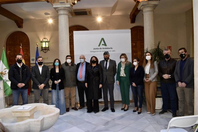 Crespo (c), junto a autoridades y representantes del sector oleícola.