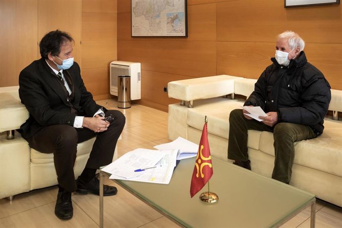 El Consejero De Obras Públicas, Ordenación Del Territorio Y Urbanismo, José Luis Gochicoa, Se Reúne Con El Alcalde De Herrerías, Francisco Linares