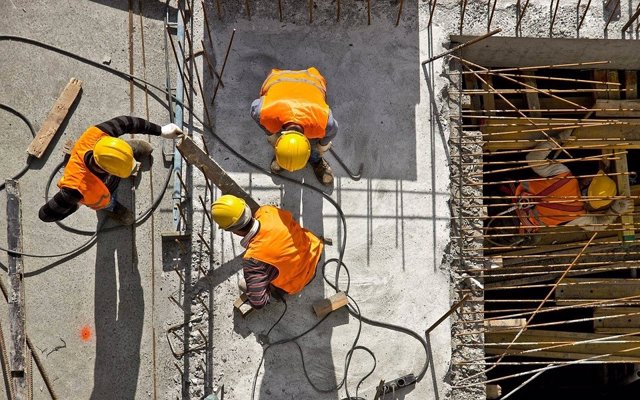 Archivo - Trabajadores de la construcción