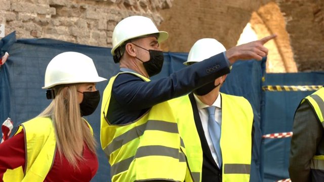 El alcalde de Sevilla, Antonio Muñoz, con la consejera de Cultura, Patricia del Pozo, en las Reales Atarazanas.