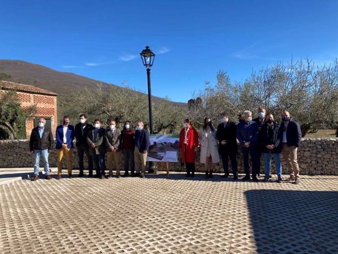 Autoridades visitan en Valverde de la Vera (Cáceres) el nuevo espacio para autocaravanas que se ha creado ante el auge de estos viajeros