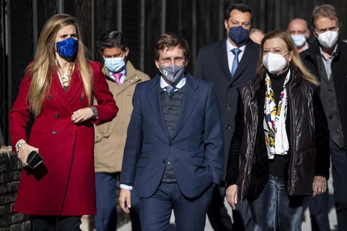 (I-D) La concejala de Chamartín, Sonia Cea; el alcalde de Madrid, José Luis Martínez-Almeida; y la delegada de Obras y Equipamientos, Paloma García Romero, durante una visita al eje Joaquín Costa-Francisco Silvela.