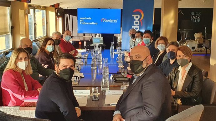 El presidente del PP de Palma, Jaime Martínez, reúne a los miembros del comité de dirección de la formación.