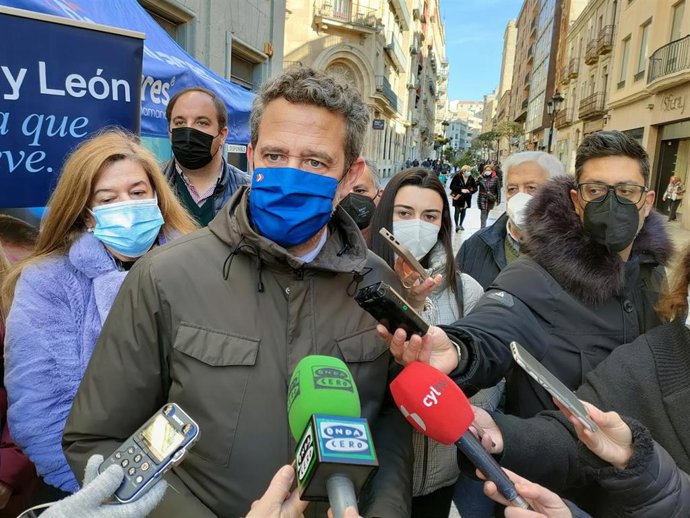 El vicesecretario de Participación del PP, Jaime de Olano, atiende a los medios de comunicación en Salamanca