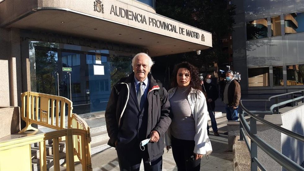 Archivo - El abogado Mariano Benítez de Lugo junto a la presidenta de la Asociación de Afectados por la Venta de la EMVS, Arantxa Mejias.