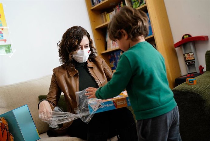 La presidenta de la Comunidad, Isabel Díaz Ayuso, visita un piso tutelado de la Comunidad para madres reclusas y exreclusas