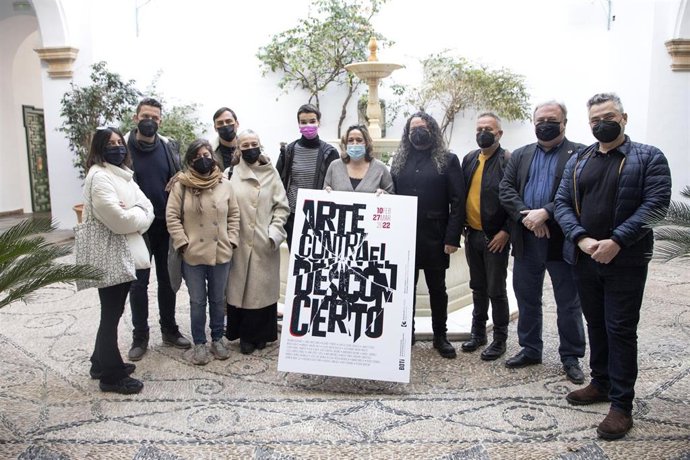 La presidenta de la Fundación Provincial de Artes Plásticas Rafael Botí, Salud Navajas (centro), junto a artistas participantes en la muestra.