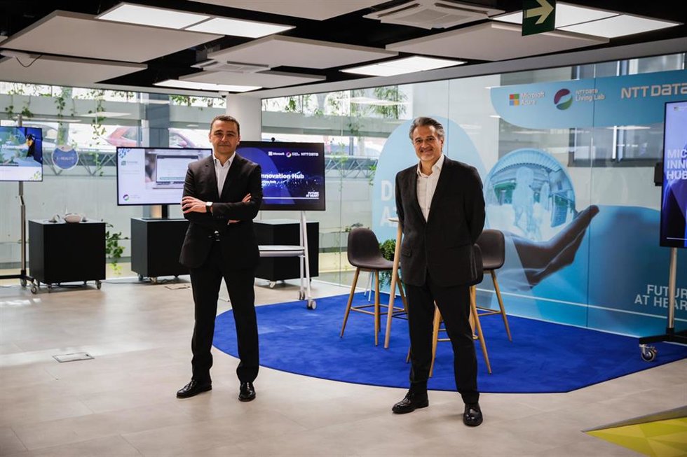 El consejero delegado de NTT Data España, Sergi Biosca, y el presidente de Microsoft España, Alberto Granados, este martes 8 de febrero en Barcelona