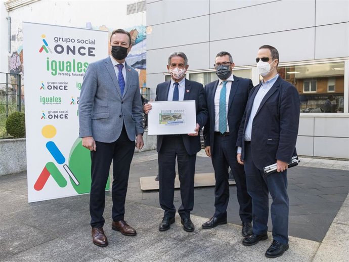 El consejero de Desarrollo Rural, Guillermo Blanco, y el delegado territorial de la ONCE en Cantabria, Óscar Pérez, presentan el cupón de la ONCE Cantabria, naturaleza sostenible correspondiente a la serie Ser Sostenibles