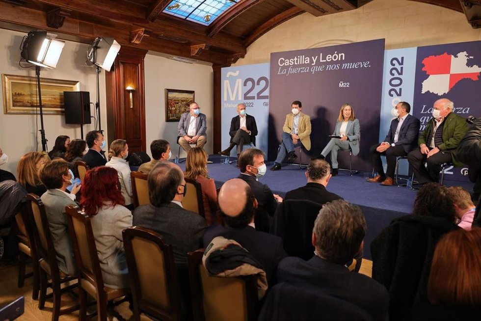 Mesa redonda de Fernández Mañueco con Ana Pastor y los consejeros de Sanidad de CyL, Madrid, Galicia y Andalucía.