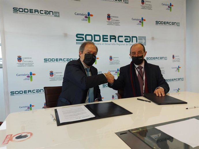 El consejero delegado de SODERCAN, Rafael Pérez Tezanos, y el presidente de la asociación 'Mujer y talento', Javier González Portilla.