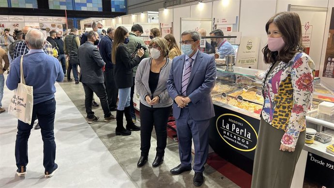 El presidente de la Diputación de Granada, José Entrena, y la diputada de Empleo y Desarrollo Sostenible, Ana Muñoz, asisten al Salón de Innnovación en Hostelería H&T de Málaga junto a empresas de Sabor Granada y consejos reguladores.