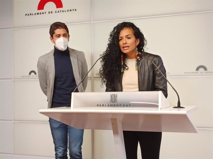 Los diputados de los comuns en el Parlament David Cid y Jéssica González en rueda de prensa.