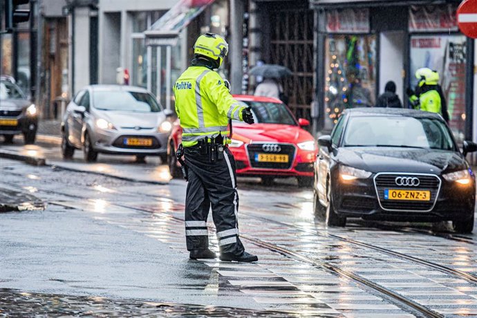 Archivo - Un policía regula el tráfico en Amberes