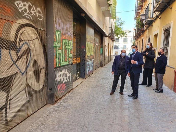 Pimentel y López Aparicio observan los grafitis en una calle del Casco Antiguo.