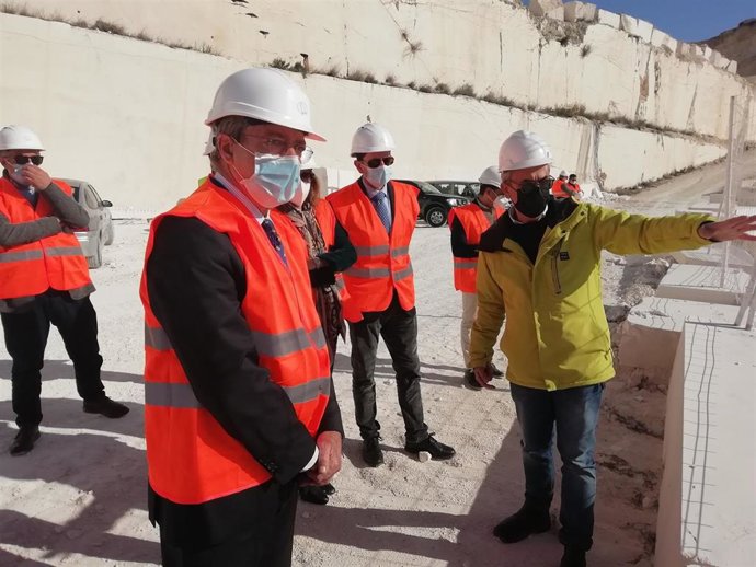 El consejero de Transformación Económica, Industria, Conocimiento y Universidades, Rogelio Velasco, en una visita a las instalaciones de la compañía Piedra Paloma