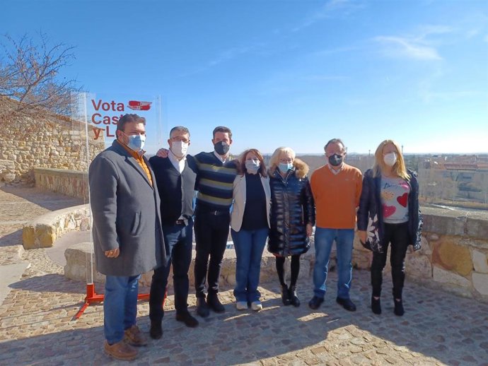 Lastra, López y Fagúndez, con los miembros de la candidatura del PSOE de Zamora.