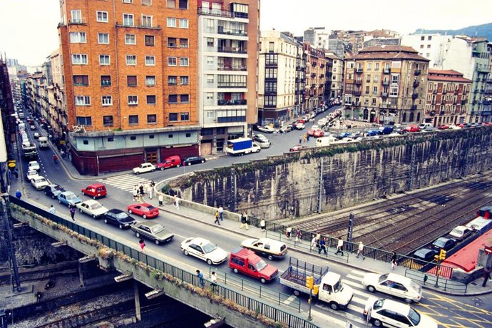 Puente de Catalojas sobre las vías del tren antes de la urbanización de la plaza actual.