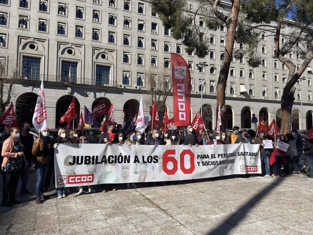 CCOO se ha concentrado este martes 8 de febrero en Madrid ante el Ministerio de Inclusión, Seguridad Social y Migraciones para que se rebaje a los 60 años la edad de jubilación del personal de los sectores sanitarios y sociosanitarios.