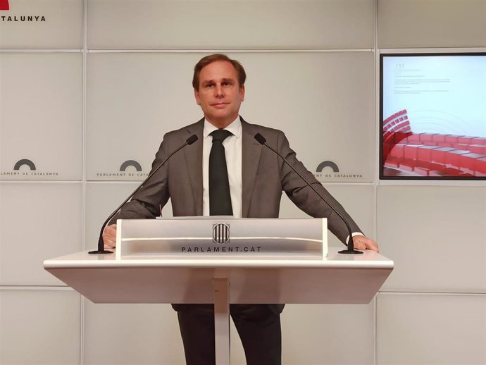 El portavoz de Vox en el Parlament, Joan Garriga, en rueda de prensa en la Cámara catalana, a 8 de febrero de 2022.