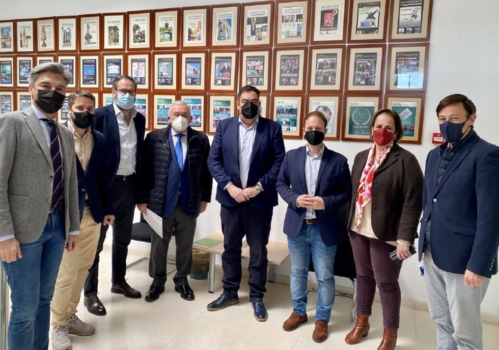 El presidente de la Asociación de Trabajadores Autónomos (ATA) en Andalucía, Rafael Amor, con los representantes del PP.