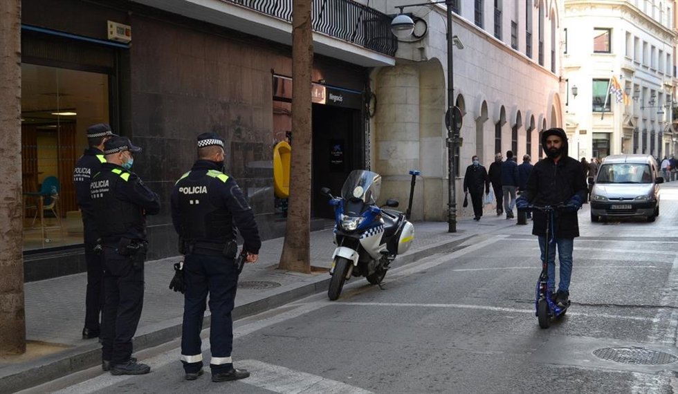 Imagen de varios agentes y un conductor de VMP