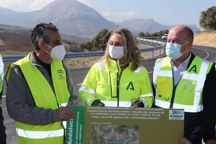 La consejera de Fomento junto con los alcaldes de Antequera y Valle de Abdalajís