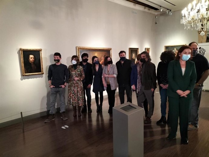 Autoridades y creadores del podcast 'Goya, el último capricho' posan durante la presentación de esta ficción sonora en el Museo Goya de Fundación Ibercaja.