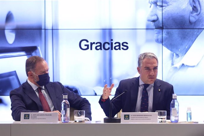 El presidente de Caja Rural del Sur, José Luis García-Palacios, y el consejero de la Presidencia, Elías Bendodo, este martes en la rueda de prensa de presentación del proyecto conjunto con Vodafone.