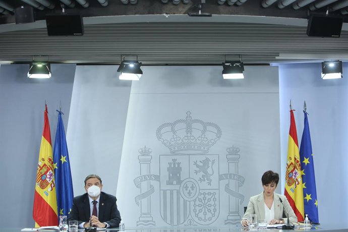 El ministro de Agricultura, Pesca y Alimentacíón, Luis Planas y la ministra Portavoz y de Política Territorial, Isabel Rodríguez, en una rueda de prensa posterior a una reunión del Consejo de Ministros, en La Moncloa, a 8 de febrero de 2022, en Madrid (