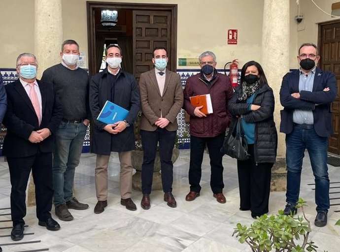 Herrador (centro) con responsables de Femeco.