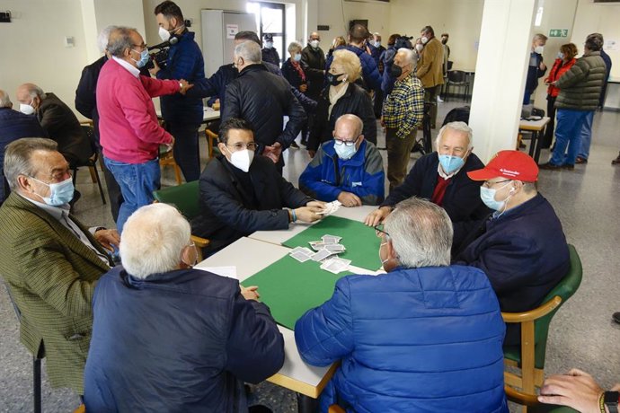 Archivo - Reunión del alcalde de Granada, Francisco Cuenca, con mayores