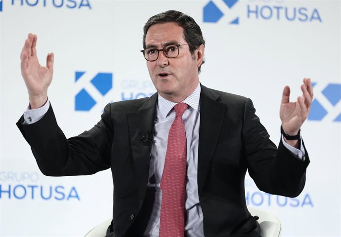 El presidente de la CEOE, Antonio Garamendi, interviene en la inauguración oficial de la VIII edición del Foro de Innovación Turística de Hotusa, en Eurostars Madrid Tower, a 17 de enero de 2022, en Madrid, (España). El encuentro, que se realiza días an