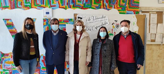 La delegada de Educación y Deporte, Inmaculada Troncoso, en su visita al CEIP Blas Infante de Fuente Carreteros.