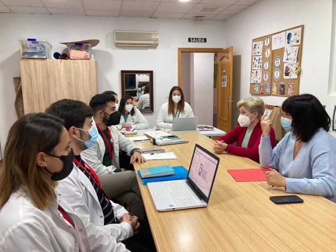 La vicepresidenta segunda y diputada de Bienestar Social, Olvido de la Rosa, ha visitado la Asociación Granadina de Síndrome de Asperger-TEA.