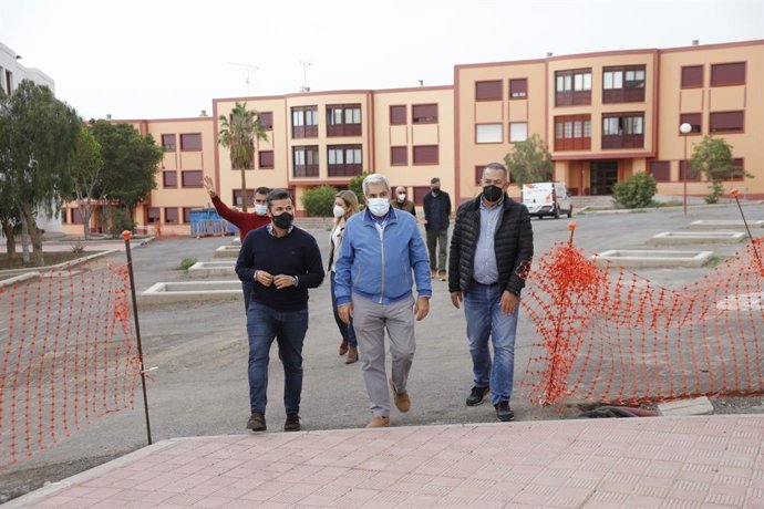 El consejero de Vivienda del Cabildo de Tenerife, Zebenzuí Chinea, y el alcalde de Adeje, José Miguel Rodríguez Fraga (c), en una visita a los ARRU del Residencial Tamaide