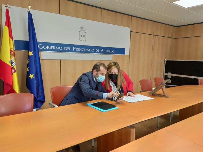 La consejera de Educación, Lydia Espina, y el alcalde de Cangas de Onís, José Manuel González.